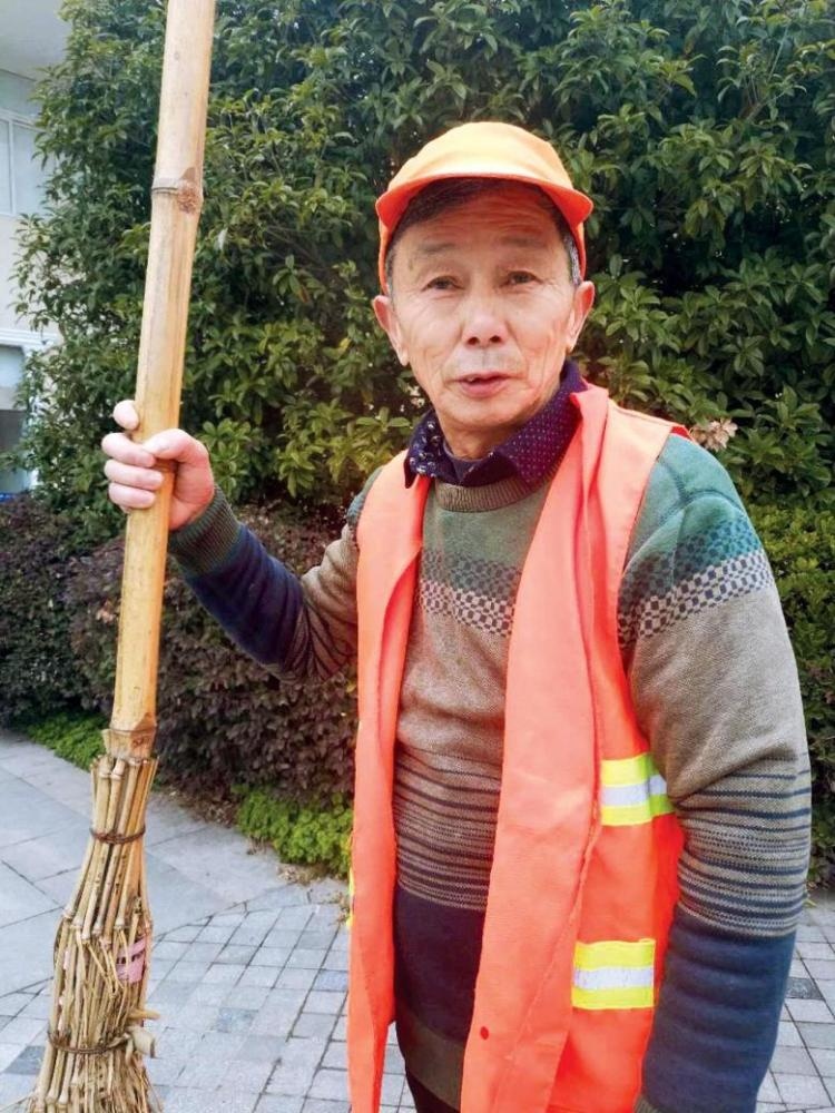 孩子学光头强砍树环卫工爷爷的做法堪称教科书式典范